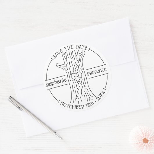 木の幹イニシャル |ウエディング素朴の日付の保存 ラウンドシール (封筒)