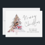 木の形の写真2026カレンダーメリークリスマス シーズンカード<br><div class="desc">ツリーの形の家族の写真2026カレンダースクリプトMerry Christmas.デジタルおよび印刷で利用可能。祝スタイルの季節はフェスティバルのクリスマスツリーの形に囲まれた自分の写真モダンを飾ったフォトクリスマスカード！このミニマルなホリデーカードデザインは、あなたの家族の写真を前面と中央に置き、新鮮な外観のための白い木のシルエットに囲まコンテンポラリーれている。サンプル写真を自分の写真に置き換え、下の挨拶と名前でパーソナライズする。メリークリスマスは決まった台本スタイリッシュに書かれている。背面には、受信者のための便利な2026カレンダーがある。</div>