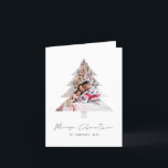 木の形モダン写真メリークリスマス シーズンカード<br><div class="desc">木の形モダンの写真メリークリスマス。デジタルおよび印刷で利用可能。メリークリスマスは決まった台本スタイリッシュに書かれている。サンプル画像を自分の画像に簡単に置き換え、前面に自分の名前を付け、内側に挨拶する。</div>