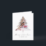 木の形モダン写真メリークリスマス シーズンカード<br><div class="desc">木の形モダンの写真メリークリスマス。デジタルおよび印刷で利用可能。メリークリスマスは決まった台本スタイリッシュに書かれている。サンプル画像を自分の画像に簡単に置き換え、前面に自分の名前を付け、内側に挨拶する。</div>