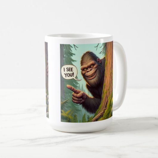 木の後おもしろいろからビッグフットがのぞく コーヒーマグカップ (正面右)