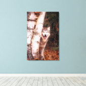 木の後ろの灰色の狼 キャンバスプリント (インサイチュ (ウッドフロア))