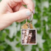 木の後ろの灰色の狼 キーホルダー (手)