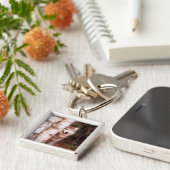 木の後ろの灰色の狼 キーホルダー (側面)