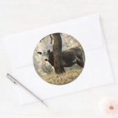 木の後ろの牛 ラウンドシール (封筒)