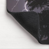 木の後ろの空の落雷 マウスパッド (コーナー)