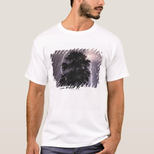 木の後ろの空の落雷 Tシャツ (正面)