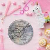 木の愛の鳥の結婚式のレセプションに彫られたハート ペーパープレート (パーティー)