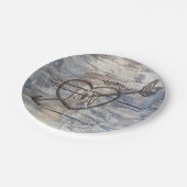 木の愛の鳥の結婚式のレセプションに彫られたハート ペーパープレート (アングル)