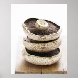 木の板の上に平らなキノコが三つ積んである。 ポスター