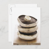 木の板の上に平らなキノコを三つ積み上げる ポストカード (正面/裏面)