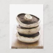 木の板の上に平らなキノコを三つ積み上げる ポストカード (正面)