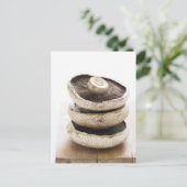 木の板の上に平らなキノコを三つ積み上げる ポストカード (スタンド正面)