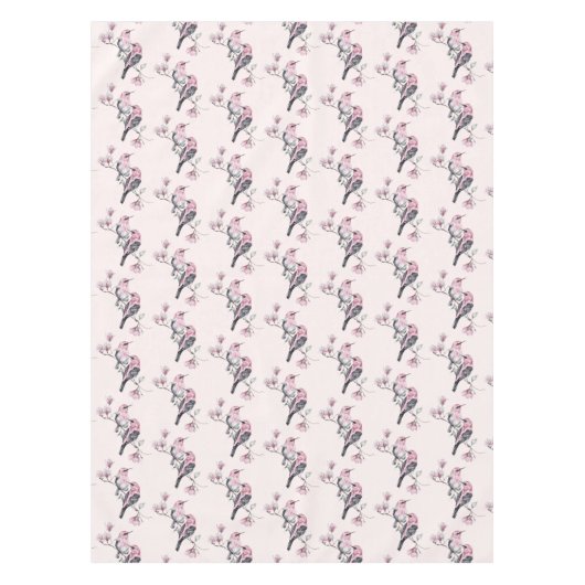 木の枝にピンクと黒の鳥たちパターン（の模様が）ある テーブルクロス (正面)