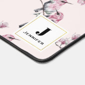 木の枝にピンクと黒の鳥のモノグラム デスクマット (コーナー)