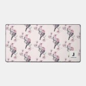 木の枝にピンクと黒の鳥のモノグラム デスクマット (正面)