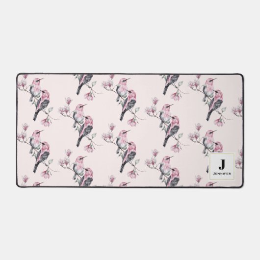 木の枝にピンクと黒の鳥のモノグラム デスクマット (正面)