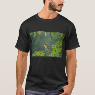木の枝に休む鳥 Tシャツ