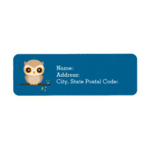 木の枝に愛らしい小さなフクロウ