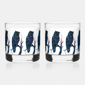 木の枝に浮かぶ未来的なロボットのフクロウ ウイスキーグラス