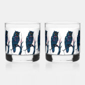 木の枝に浮かぶ未来的なロボットのフクロウ ウイスキーグラス (裏面)