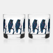 木の枝に浮かぶ未来的なロボットのフクロウ ウイスキーグラス (右)