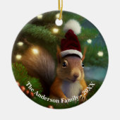 木の枝に隠れた可愛らしいリスカスタムル セラミックオーナメント (正面)