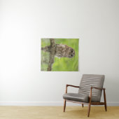 木の枝の上にバーレッドのフクロウ タペストリー (インサイチュ(横))