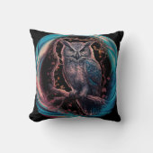 木の枝の上に座っている夜型フクロウ クッション (正面)