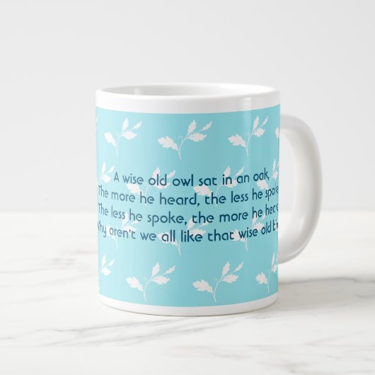 木の枝の上に座っている賢い老いたフクロウ ジャンボコーヒーマグカップ (正面右)