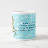 木の枝の上に座っている賢い老いたフクロウ ジャンボコーヒーマグカップ (正面)