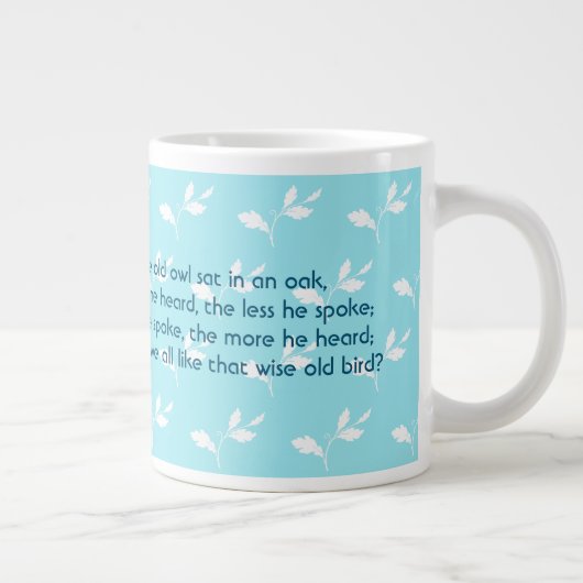 木の枝の上に座っている賢い老いたフクロウ ジャンボコーヒーマグカップ (右)