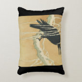 木の枝の上のレイヴン アクセントクッション (正面(垂直))