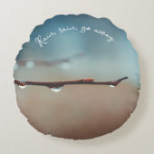 木の枝の上の雨粒 ラウンドクッション (正面)