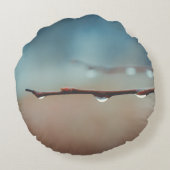 木の枝の上の雨粒 ラウンドクッション (裏面)