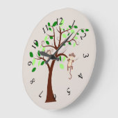 木の枝ぶら下がったに生き生きとしたサル ラージ壁時計 (傾斜)