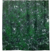 木の樹皮または白っぽい灰色の石に緑の菌類 シャワーカーテン (正面)