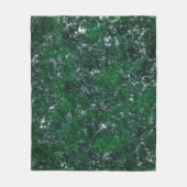 木の樹皮または白っぽい灰色の石に緑の菌類 フリースブランケット (正面)