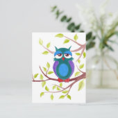 木の漫画に描かれたかわいい眠いフクロウ ポストカード (スタンド正面)