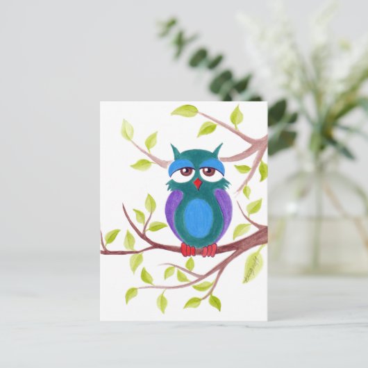 木の漫画に描かれたかわいい眠いフクロウ ポストカード (スタンド正面)