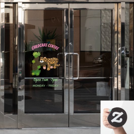 木の漫画のイラストレーションで眠っているかわいいヒョウ ウィンドウサイン (オフィスドア)