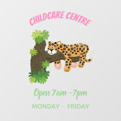 木の漫画のイラストレーションで眠っているかわいいヒョウ ウィンドウサイン (シート)