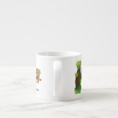 木の漫画のイラストレーションで眠っているかわいいヒョウ エスプレッソカップ (裏面)