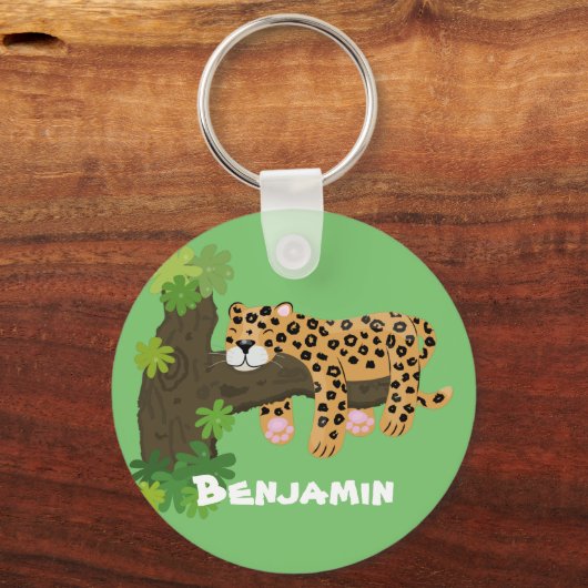 木の漫画のイラストレーションで眠っているかわいいヒョウ キーホルダー (正面)