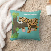 木の漫画のイラストレーションで眠っているかわいいヒョウ クッション (ブランケット)