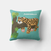 木の漫画のイラストレーションで眠っているかわいいヒョウ クッション (裏面)