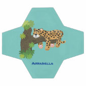 木の漫画のイラストレーションで眠っているかわいいヒョウ サッカーボール (フラット)