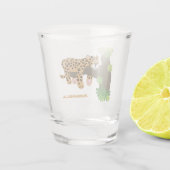 木の漫画のイラストレーションで眠っているかわいいヒョウ ショットグラス (裏面)
