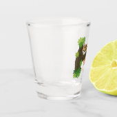 木の漫画のイラストレーションで眠っているかわいいヒョウ ショットグラス (左)