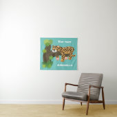 木の漫画のイラストレーションで眠っているかわいいヒョウ タペストリー (インサイチュ(横))